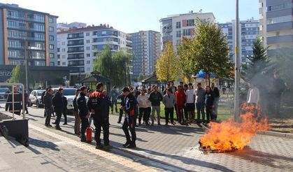 AFAD ekiplerinden öğrencilere uygulamalı yangın eğitimi