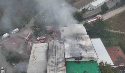 Bursa’da sünger imalat ve depolama tesisi alev alev yandı