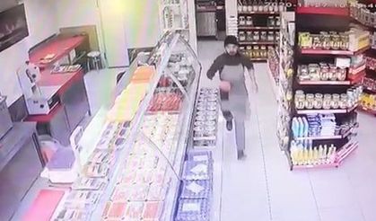 Deprem anı güvenlik kamerasına yansıdı