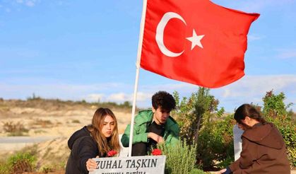 Depremde ölen Zuhal öğretmeni öğrencileri mezarı başında andı