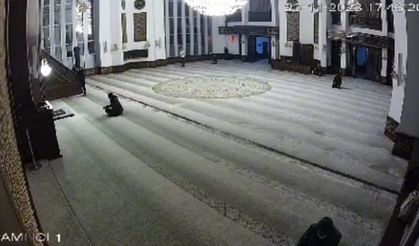 Depreme namaz kılarken yakalandılar