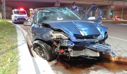 Duvara çarpıp 70 metre sürüklenen otomobil hurdaya döndü: 1 yaralı