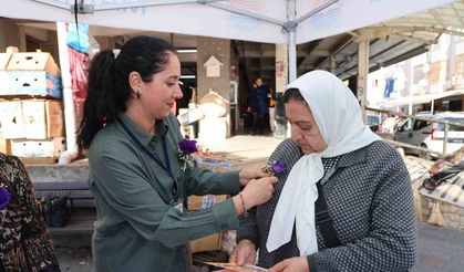 Marmaris’te kadınlara hem broşür hem çiçek