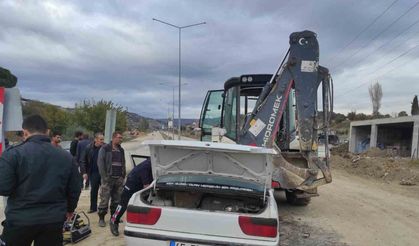 Otomobil geri manevra yapan iş makinesine çarptı: 2 yaralı