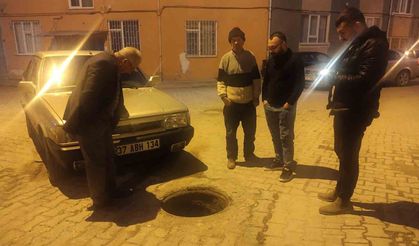 Otomobil kapağı çalınan rögara düştü