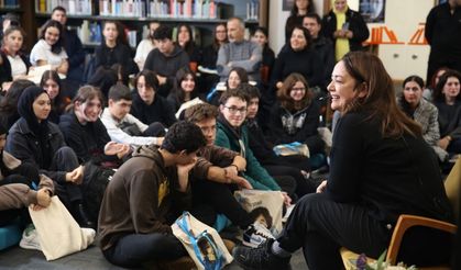 Sevilen oyuncu öğrencilere öykü okudu