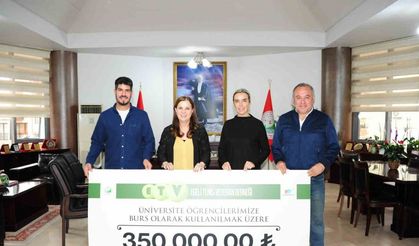 Tenis turnuvasının geliri Balçovalı öğrencilere burs oldu