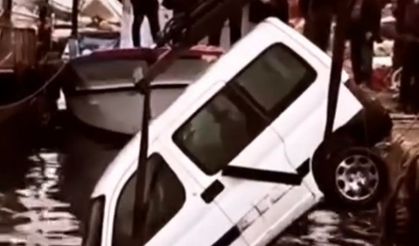 Zonguldak’ta dalgalara kapılan araç denizden çıkartıldı