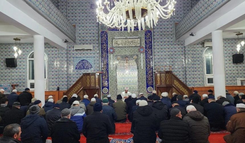 Mamure Camii’nde sabah namazında cemaat buluştu