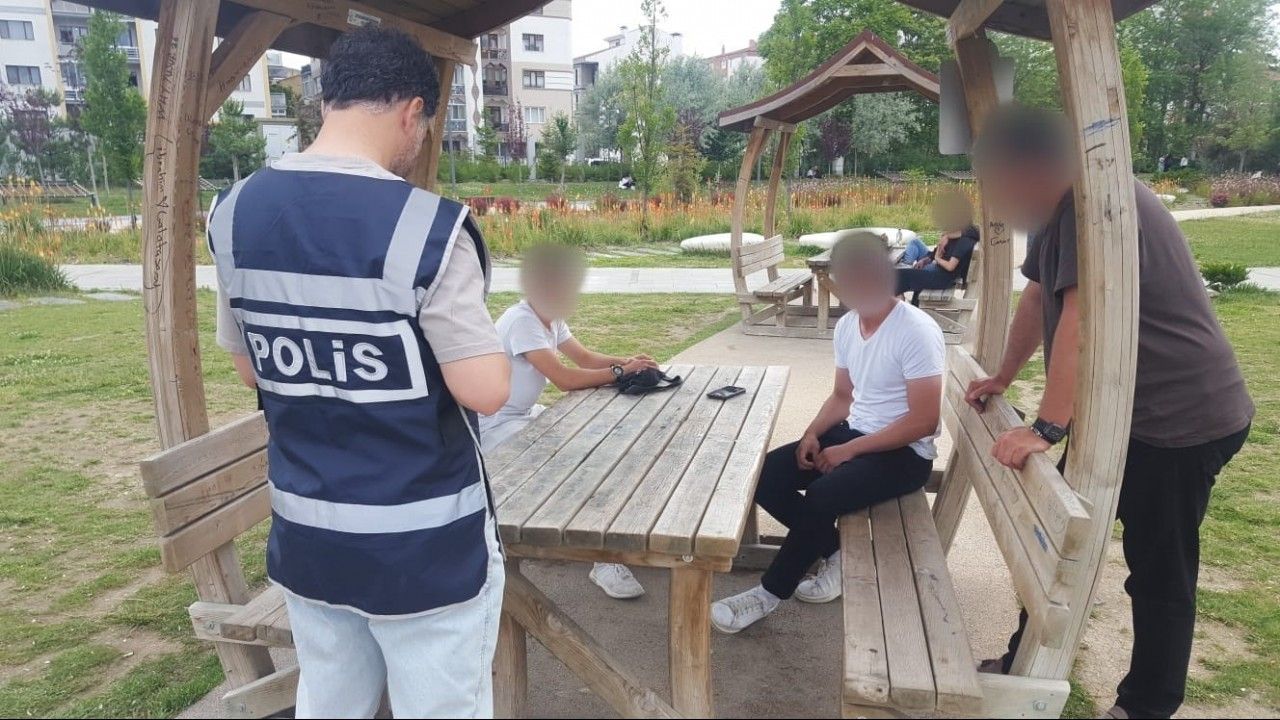 Millet Bahçesi’nde şüpheli şahıslara denetim