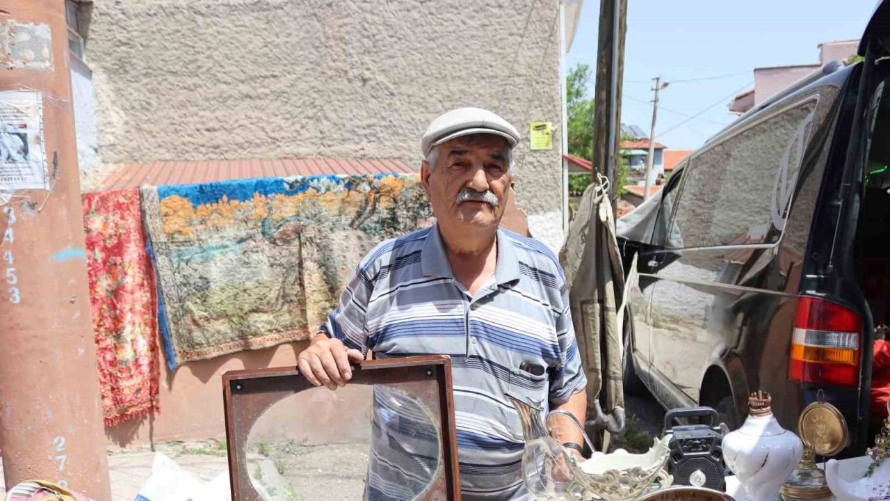 Yılların tarihini çarşı pazar dolaşarak satıyor